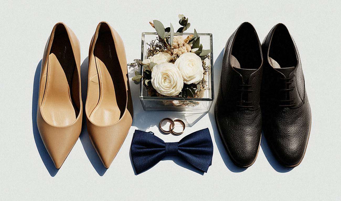 Hochzeitsdetails mit Schuhen, Ringen, Anzug und Brautstrauß – Hochzeitsfotograf Kassel