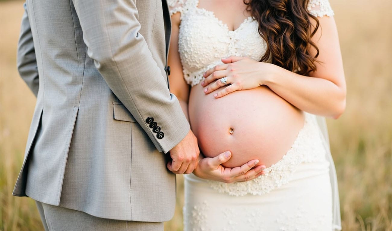 Hände von Braut und Bräutigam auf dem Babybauch – intime Detailaufnahme, Hochzeitsfotograf Kassel