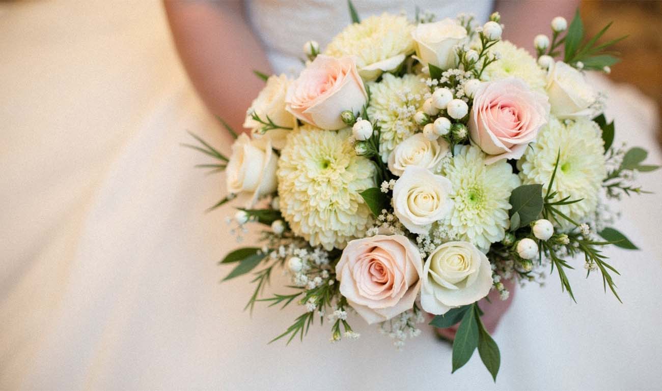 Brautstrauß in Pastell mit Rosen und Eukalyptus – Detailaufnahme vom Hochzeitsfotograf Kassel