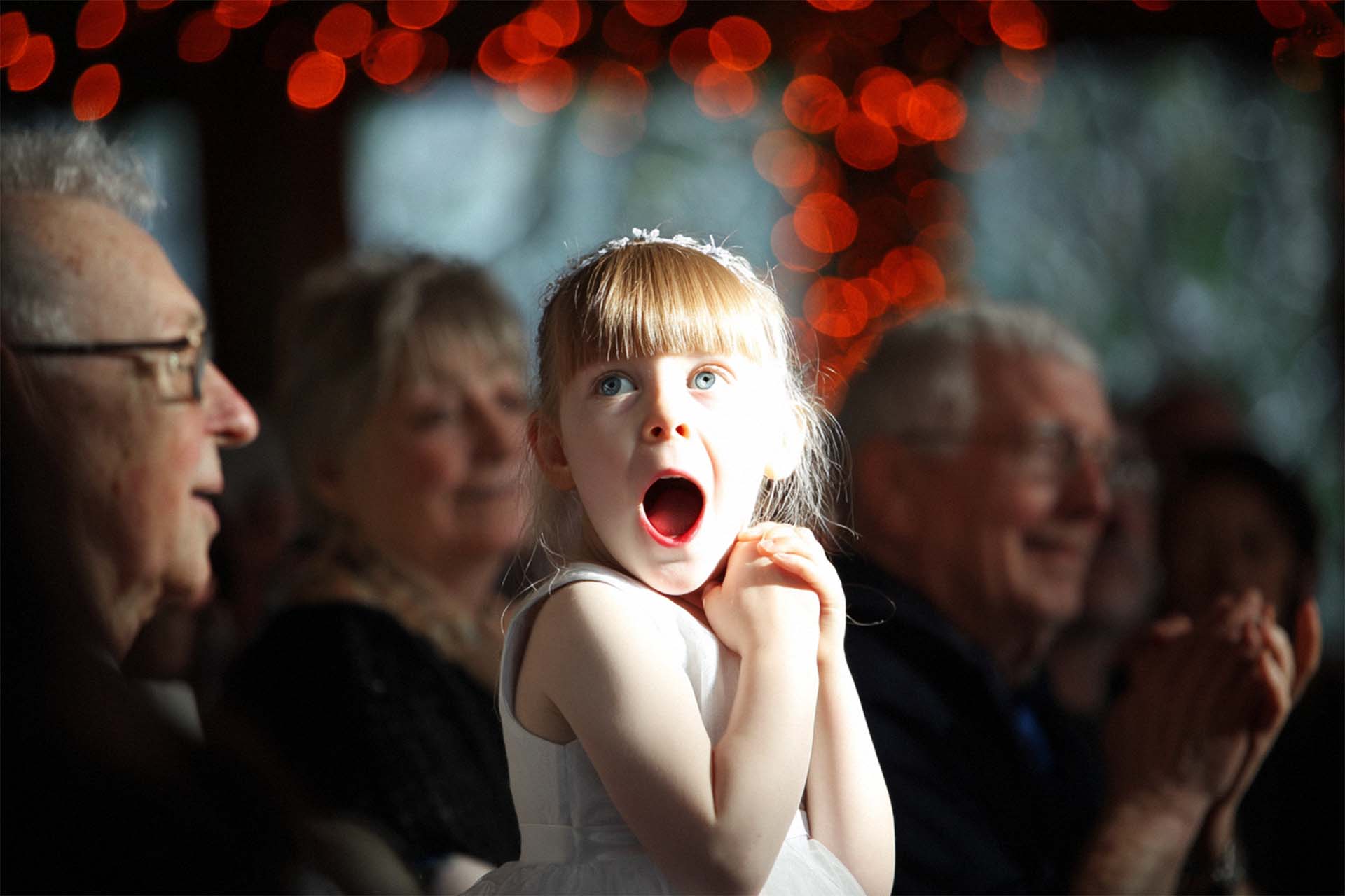 Zwei kleine Blumenmädchen staunen mit großen Augen während der emotionalen Hochzeitszeremonie in Kassel.