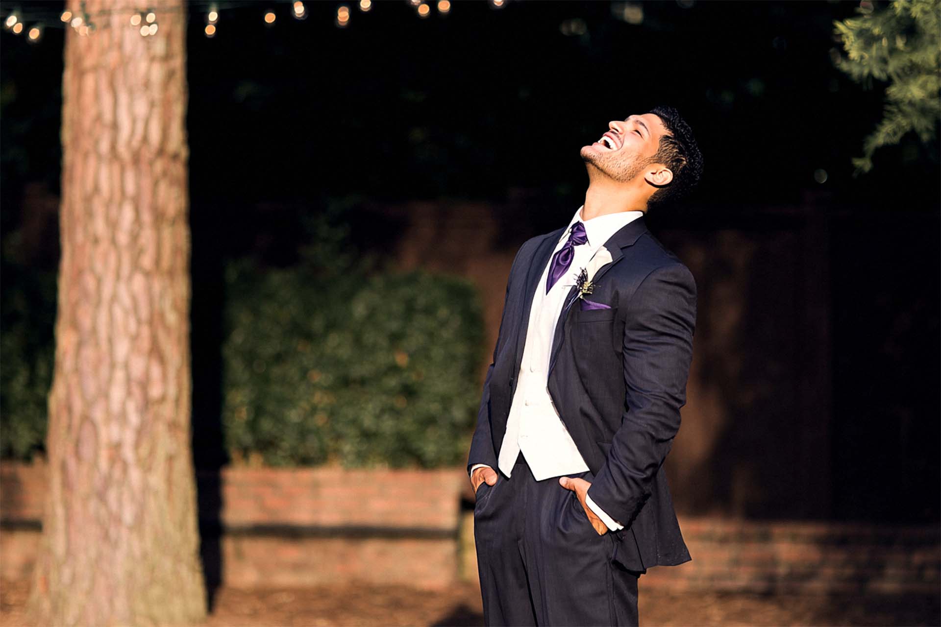 Ein emotionaler Moment des Bräutigams, der während der Trauungszeremonie in Kassel zu Tränen gerührt ist.