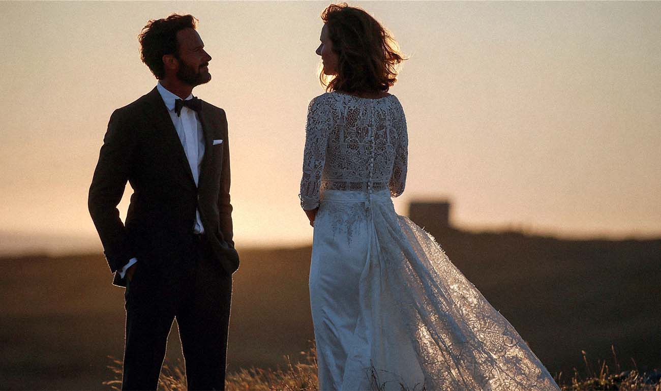 Brautpaar Hand in Hand bei Sonnenuntergang – emotionale Hochzeitsfotografie Kassel