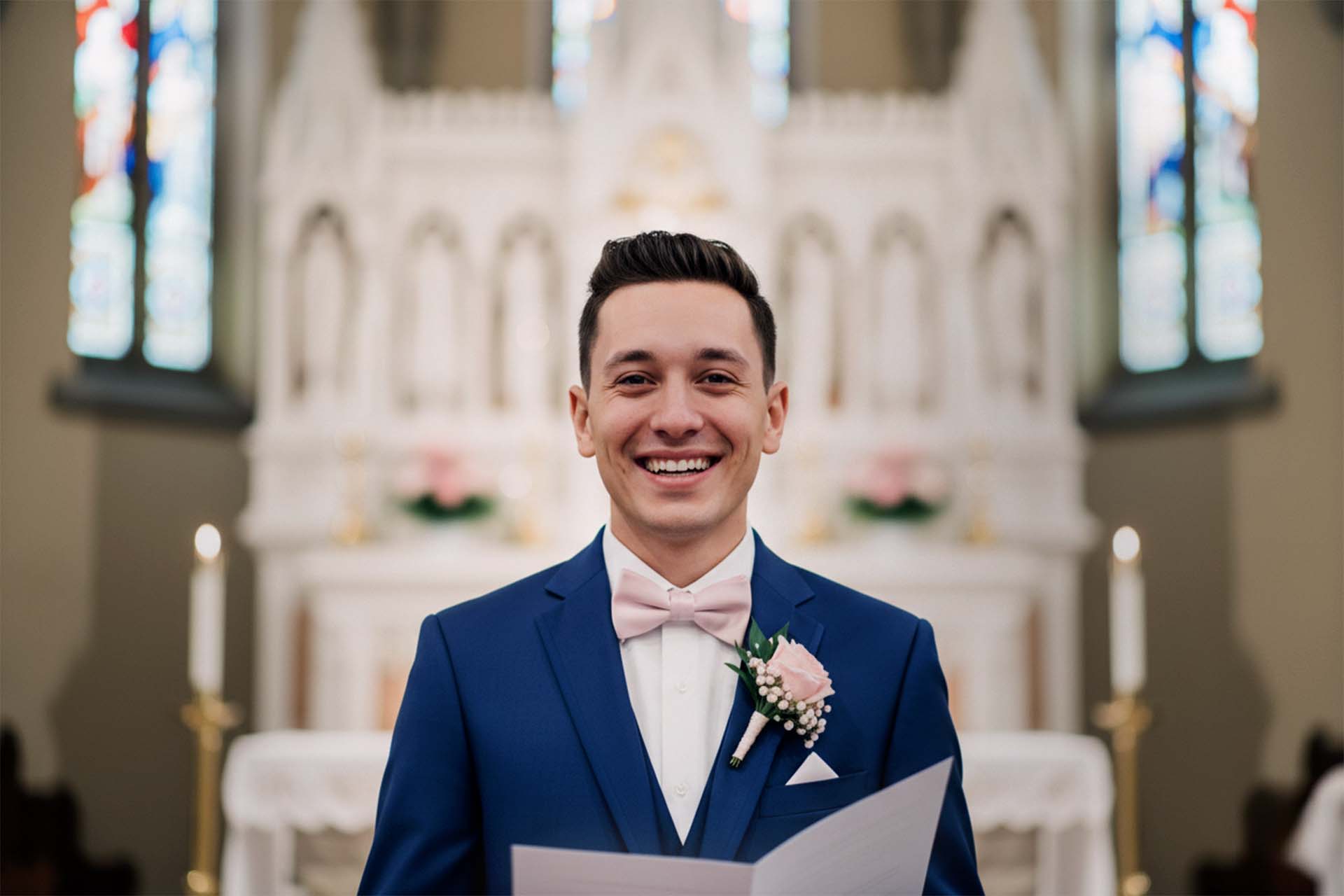 Ein glücklicher Bräutigam lächelt erleichtert und freudig im Moment des Ja-Wortes bei seiner Hochzeit in Kassel.