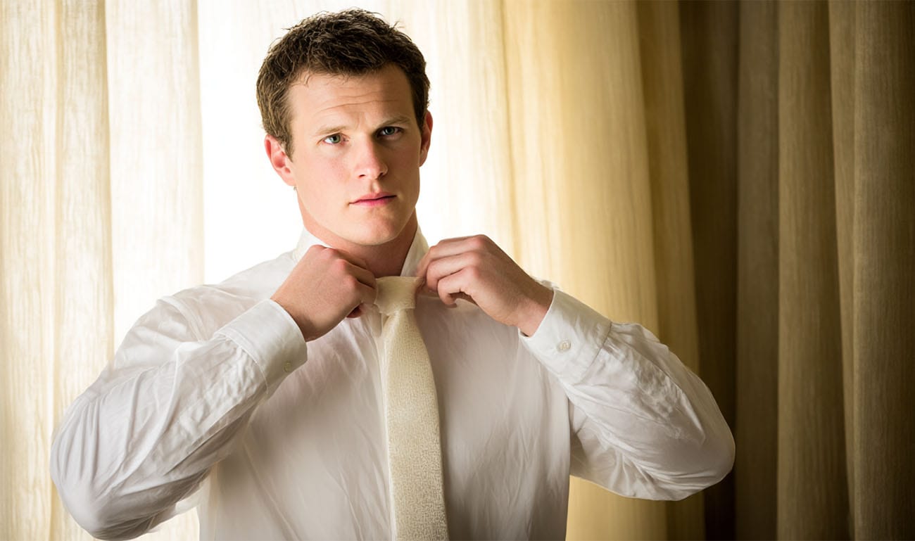 Bräutigam richtet seine Krawatte – Hochzeitsfotograf Kassel festhält Vorbereitung des Bräutigams