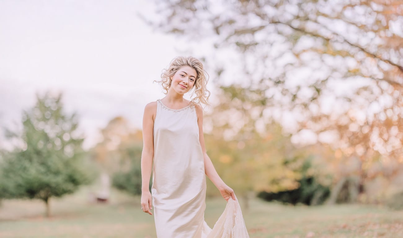 Braut im Hochzeitskleid im Sonnenlicht – natürliche Hochzeitsfotografie Kassel