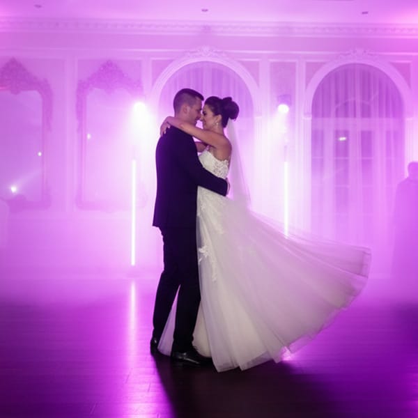 Ein kunstvolles Silhouette-Porträt einer Braut im violetten Abendlicht an ihrem Hochzeitstag in Kassel.