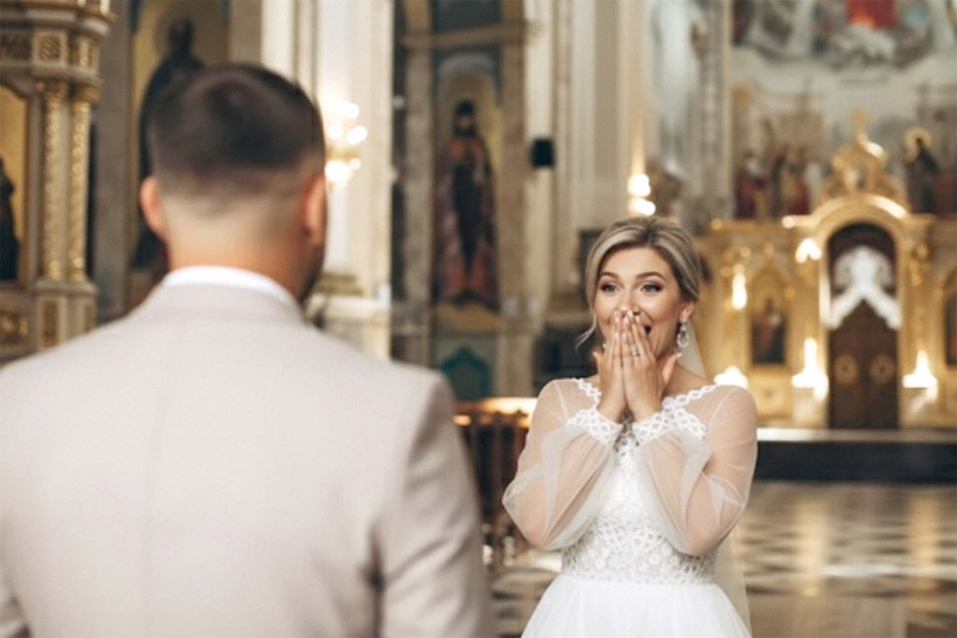 Ein Brautpaar umarmt sich glücklich und unbeschwert bei ihrem Fotoshooting im Freien in Kassel.