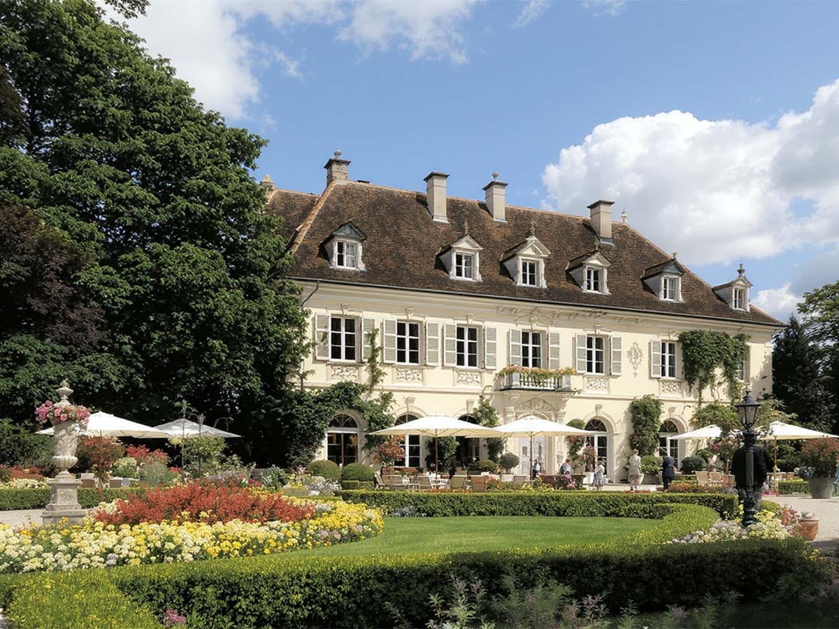 Das Brautpaar tanzt voller Freude und ausgelassen vor der Kulisse ihrer Hochzeitslocation in Kassel.