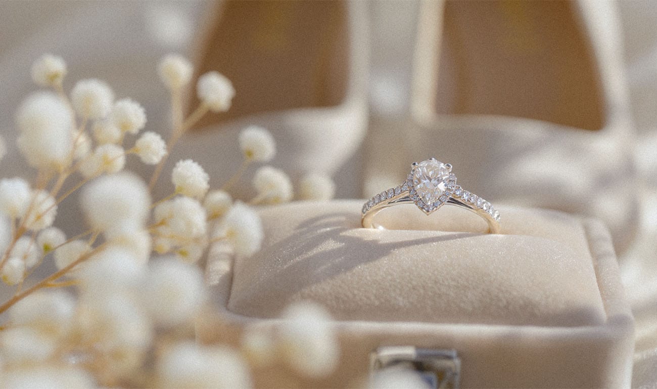 Nahaufnahme Verlobungsring mit Perlen – Detailfoto vom Hochzeitsfotograf Kassel