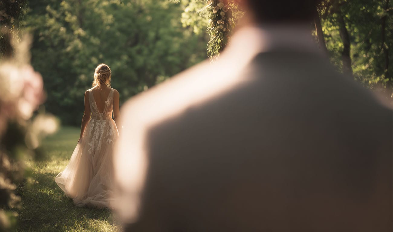 Braut im Hochzeitskleid im Sonnenlicht – authentische Hochzeitsfotografie Kassel