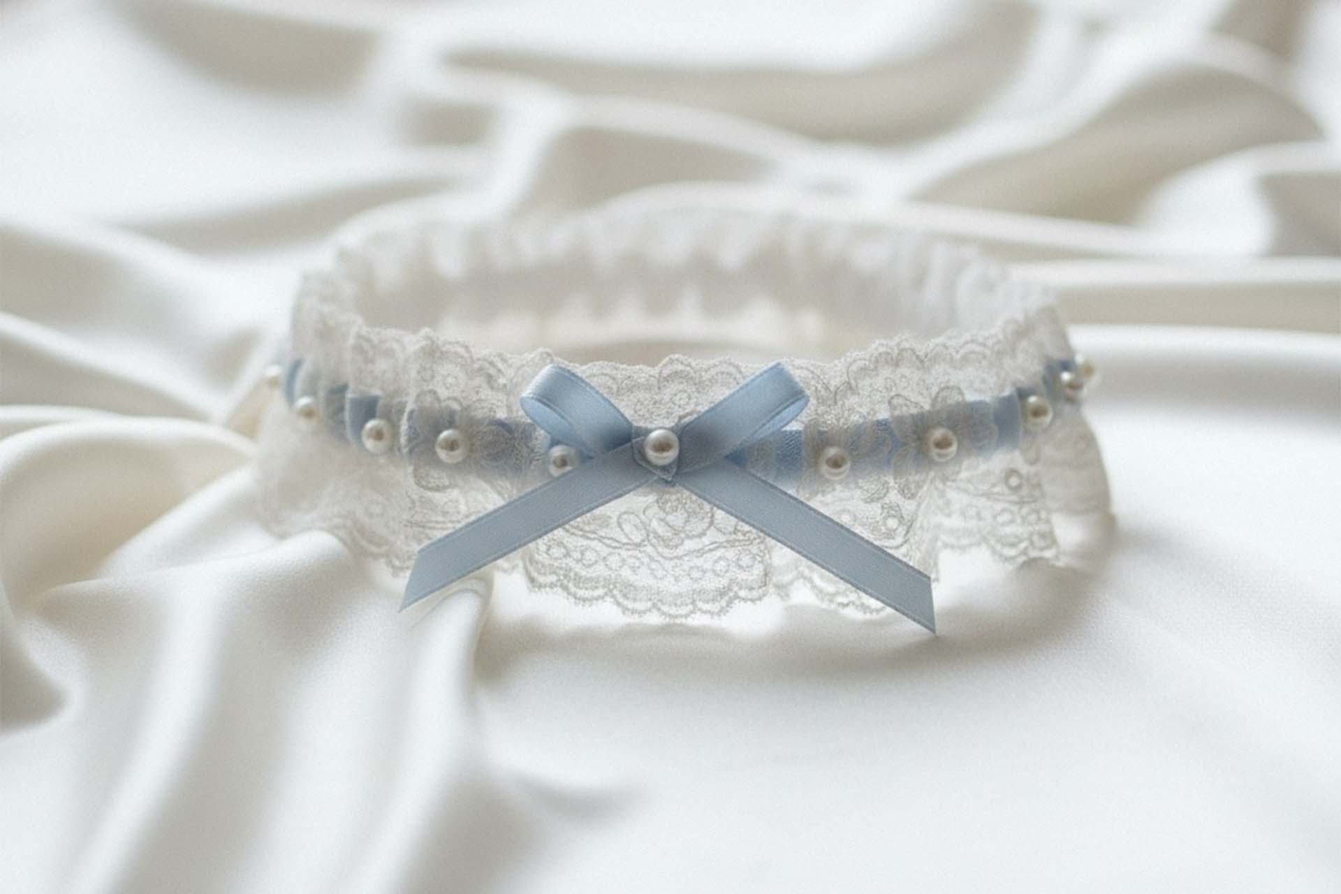 Zwei goldene Eheringe liegen auf einem aufgeschlagenen Buch, ein Detailfoto einer Hochzeit in Kassel.