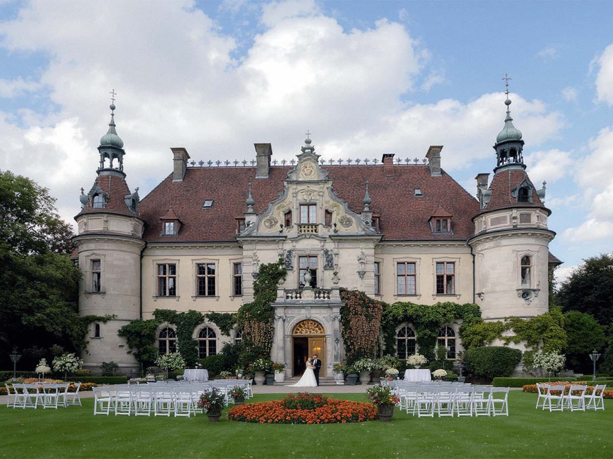 Festlich gedeckte Tische vor einer historischen Hochzeitslocation in Kassel, vorbereitet für den Empfang der Gäste.