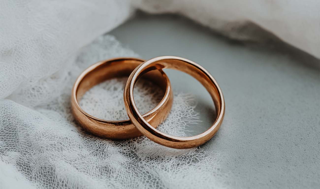 Goldene Eheringe auf Spitze – künstlerische Hochzeitsfotografie Hessen