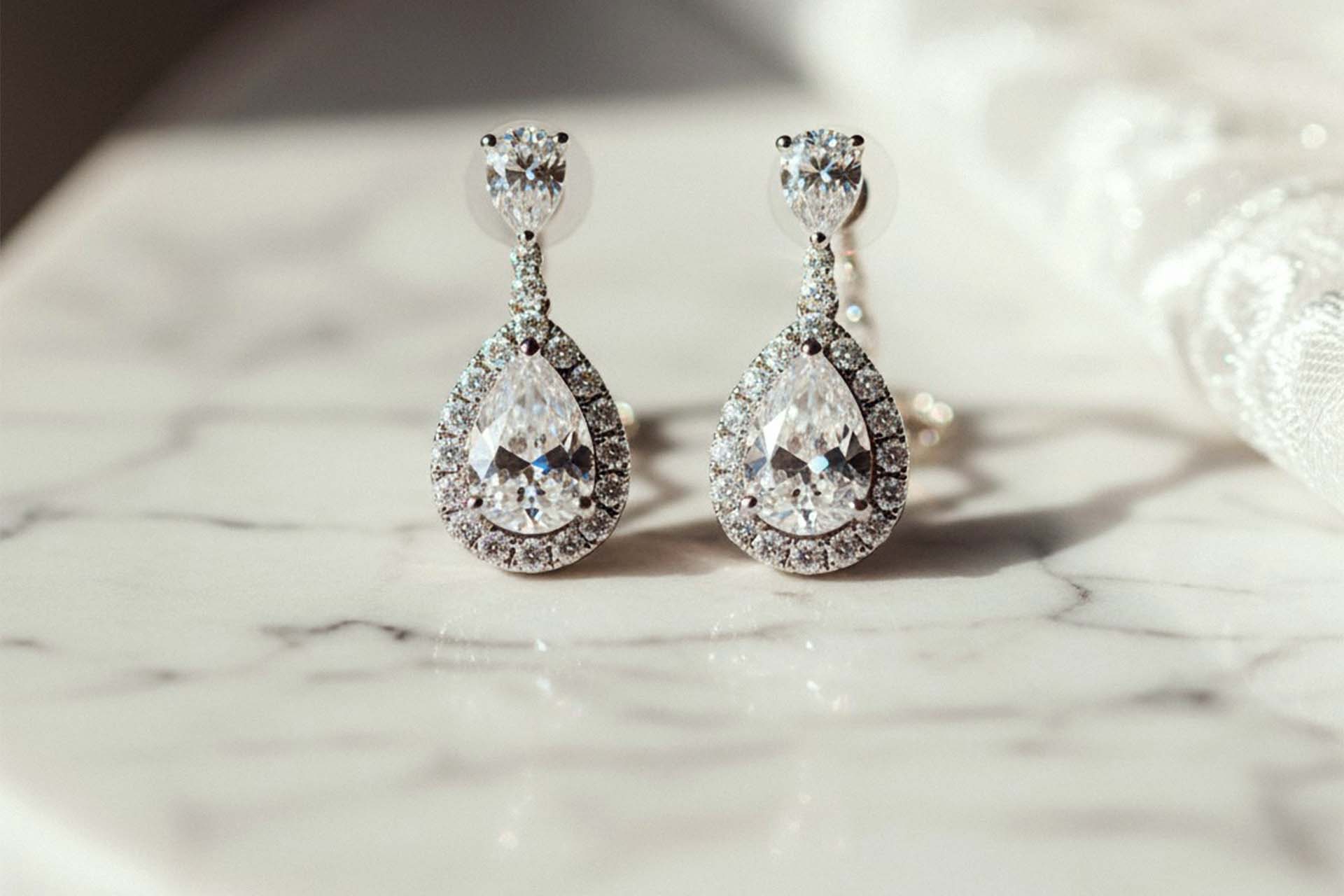 Ein Detailfoto der stilvollen Hochzeitseinladungen und Papeterie für eine Hochzeit in Kassel.