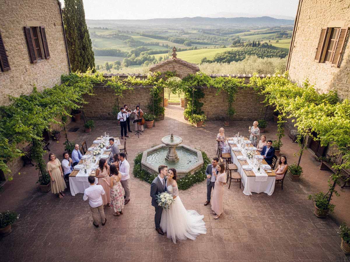 Jubelnde Hochzeitsgäste werfen Konfetti auf das Brautpaar direkt nach der Trauung in Kassel.
