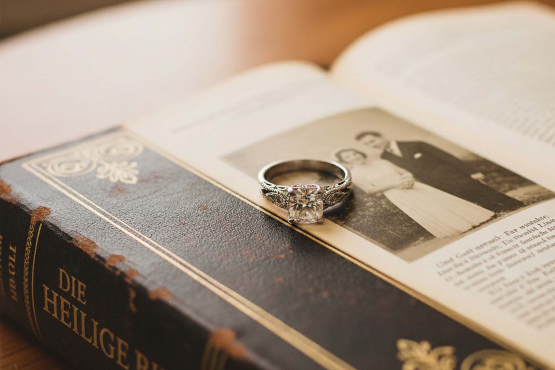 Eine Nahaufnahme der Hand einer Braut, die stolz ihren Verlobungsring bei ihrer Hochzeit in Kassel zeigt.