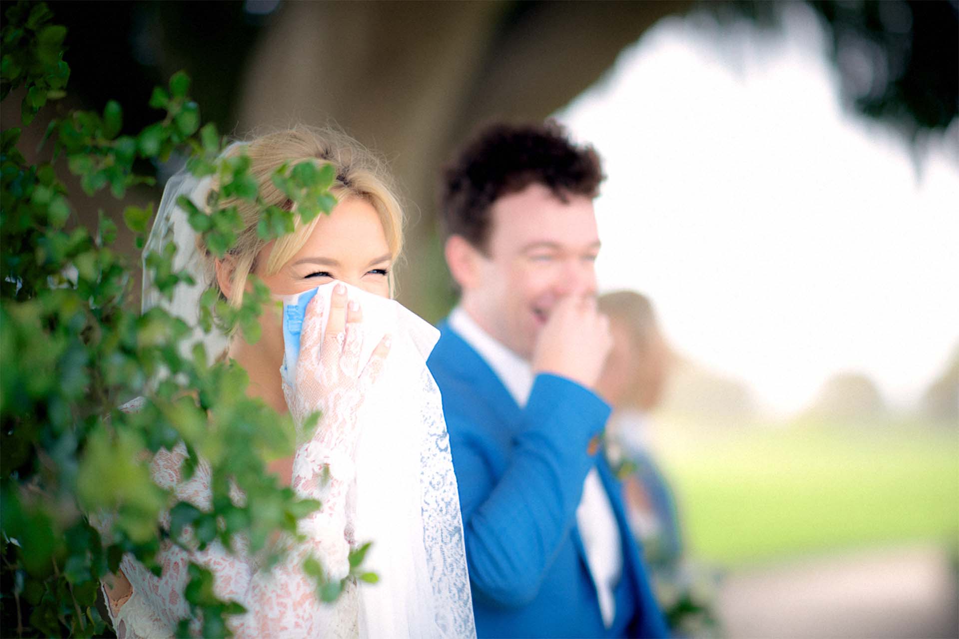 Der Bräutigam zeigt eine emotionale Reaktion, als er seine Braut zum ersten Mal beim First Look in Kassel sieht.