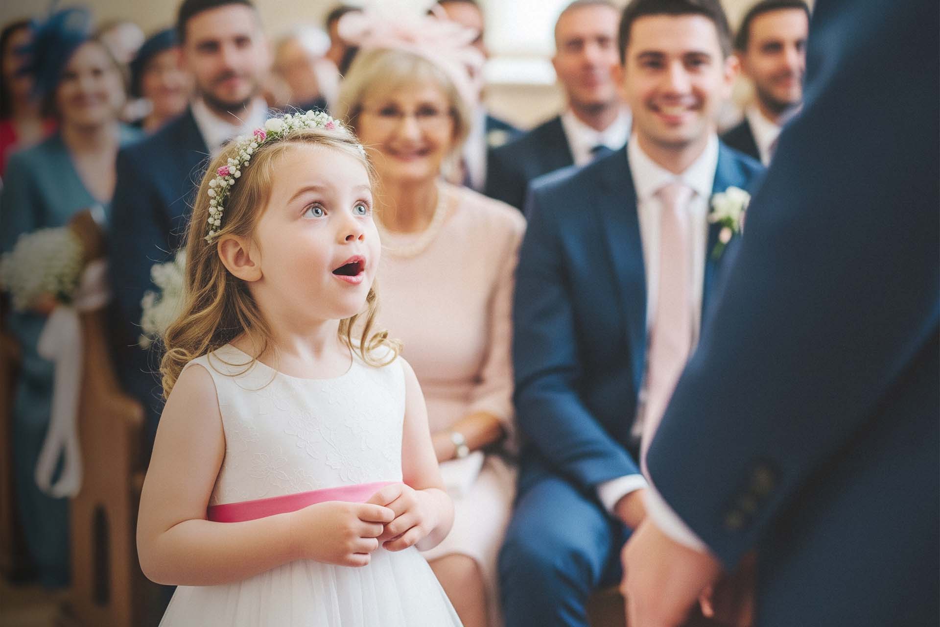 Ein glücklicher Bräutigam trägt seine lachende Braut auf den Armen bei ihrer Hochzeit in Kassel.