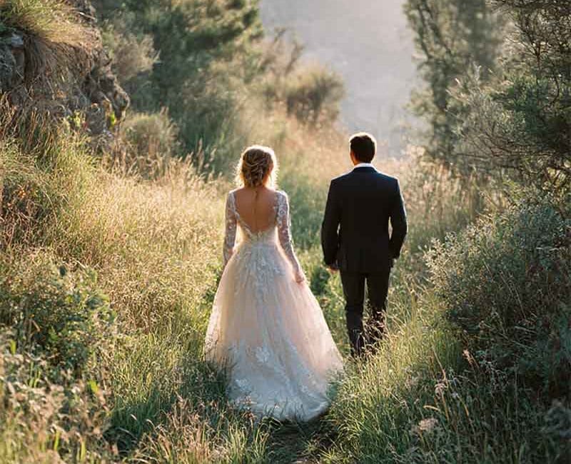 Brautpaar in malerischer Natur – romantische Hochzeitsfotografie in Kassel voller Liebe und Emotionen – Werbefotografien Liebe in Bildern