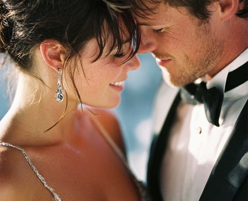 Nahaufnahme von Braut und Bräutigam in zärtlichem Blickkontakt – romantische Hochzeitsfotografie Kassel