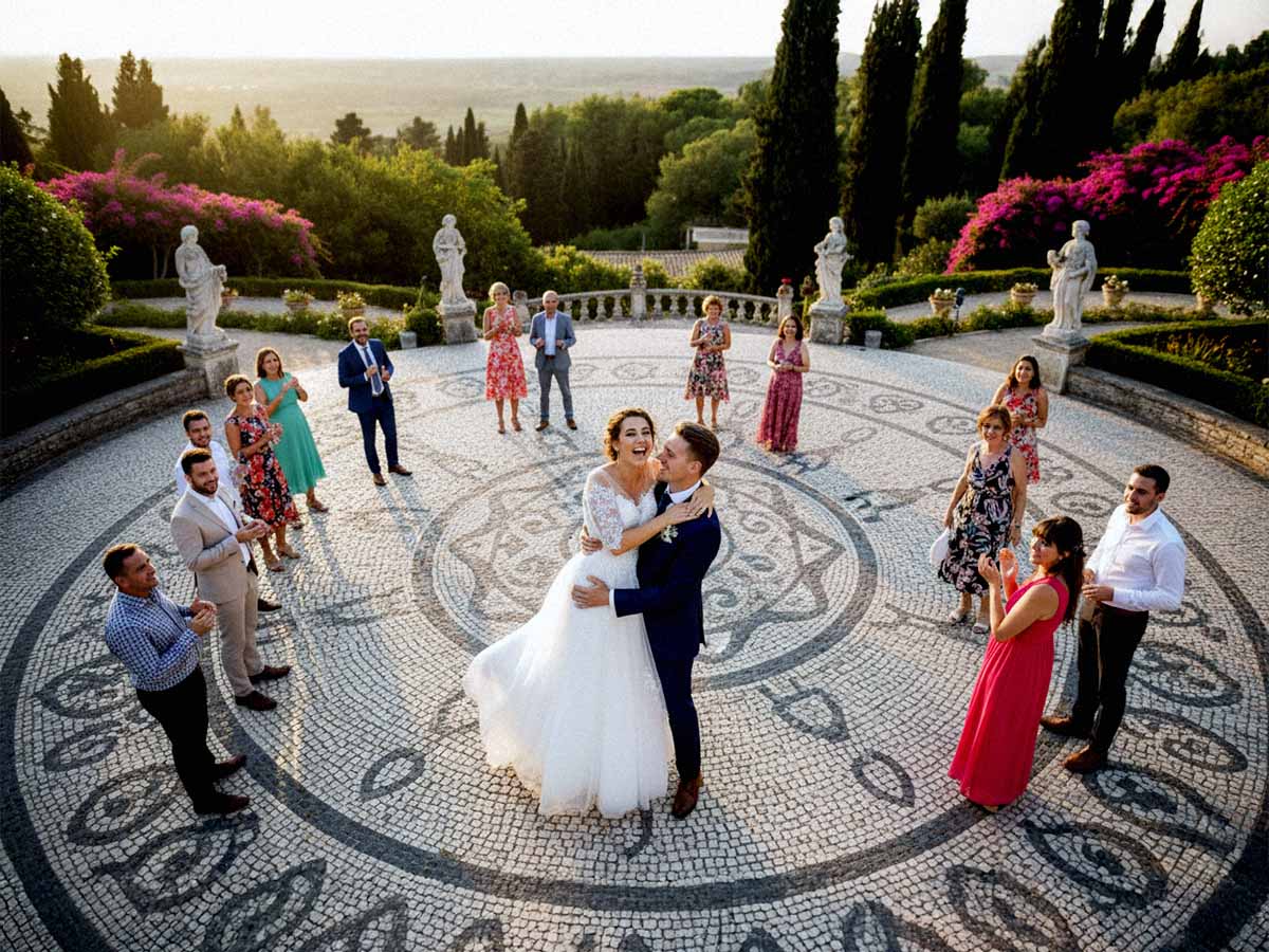 Das Brautpaar posiert für ein Gruppenfoto zusammen mit seinen Trauzeugen und Brautjungfern in Kassel.