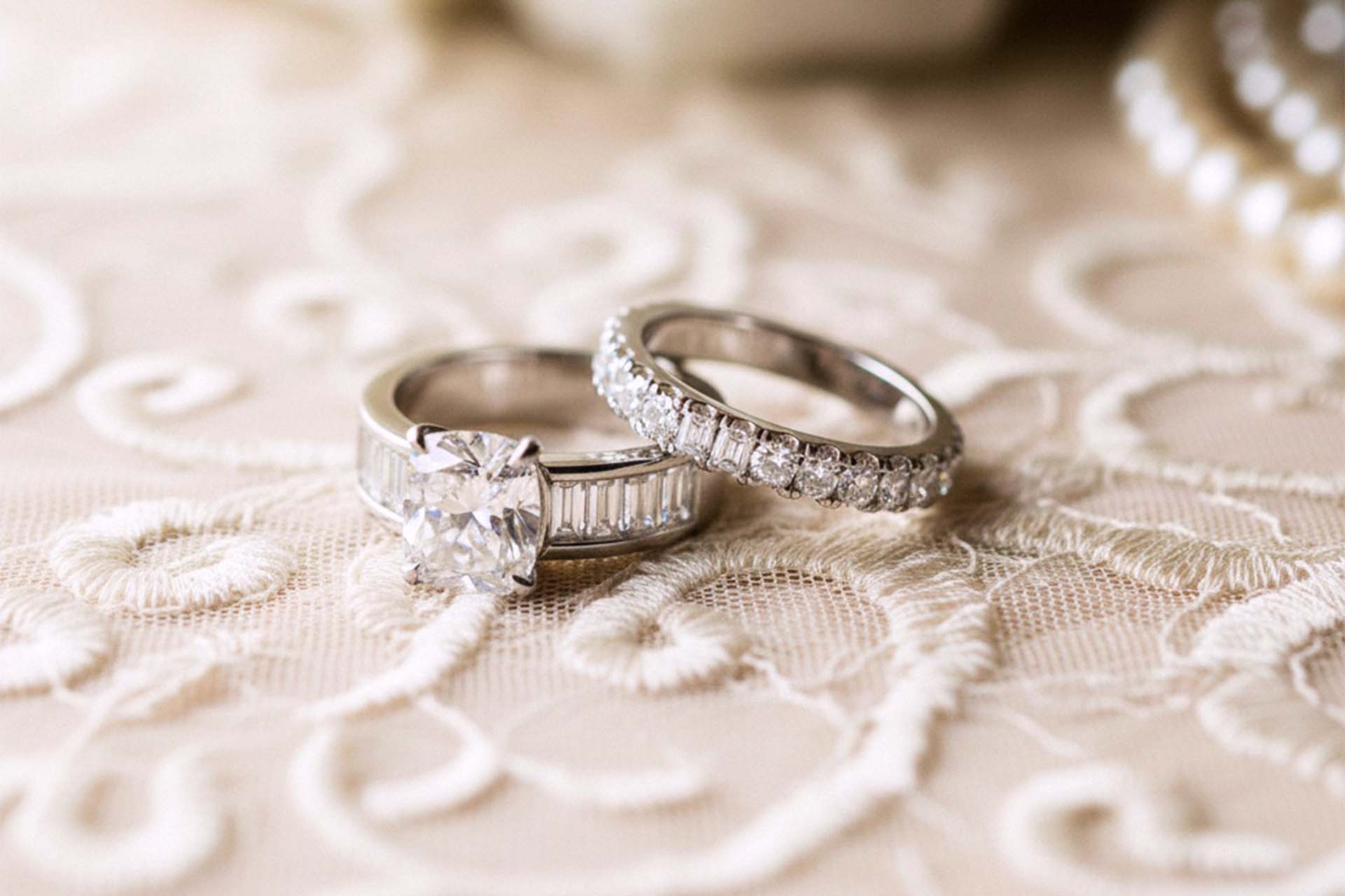 Zwei goldene Eheringe in einer Nahaufnahme, kunstvoll fotografiert vom Hochzeitsfotografen in Kassel.