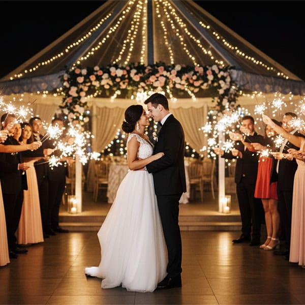 Eine Nahaufnahme einer glücklichen Braut, die während der Hochzeitsfeier in Kassel strahlend lächelt.