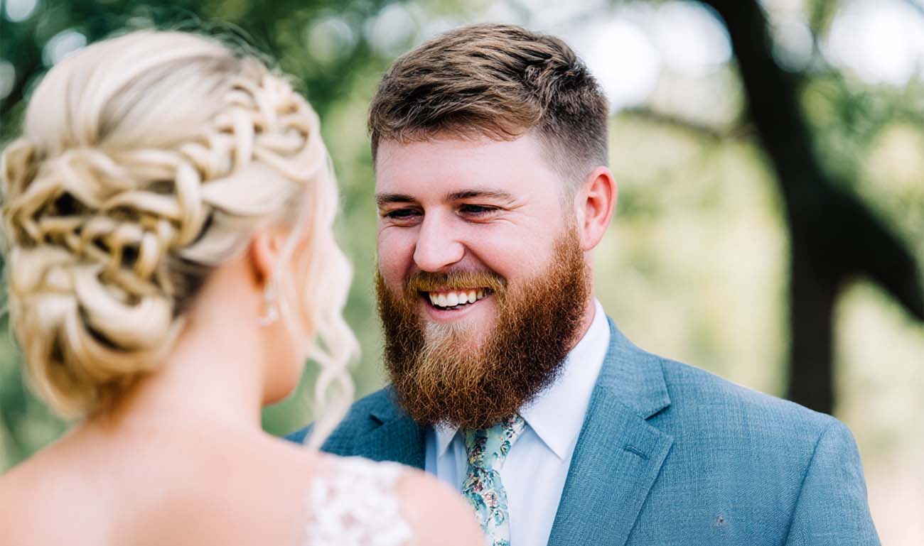 Bräutigam lächelt Braut während Trauung – emotionale Hochzeitsreportage Kassel