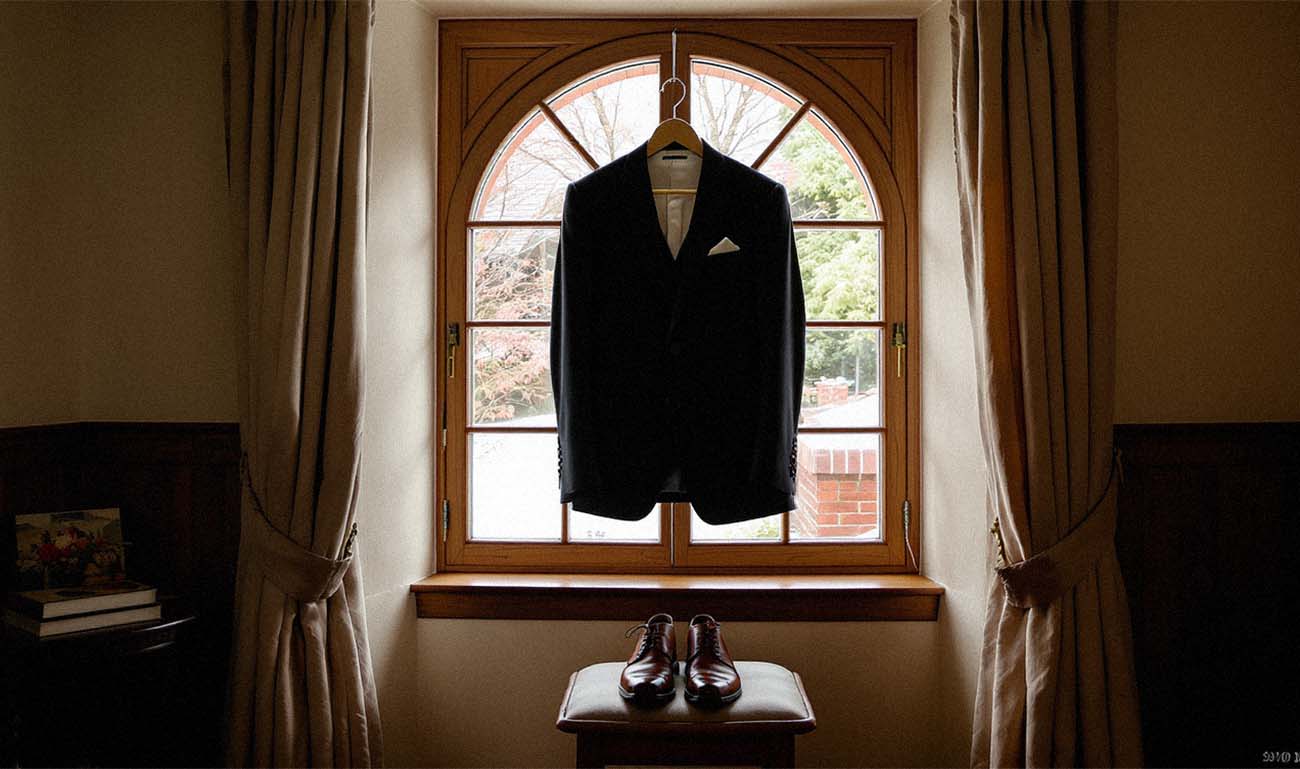Eleganter Bräutigam-Anzug mit Schuhen am Fenster – Hochzeitsfotografie Kassel