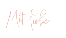 Der Schriftzug "Mit Liebe" als handgeschriebenes Logo-Element von Herzmoment Hochzeit, das die Markenbotschaft unterstreicht.